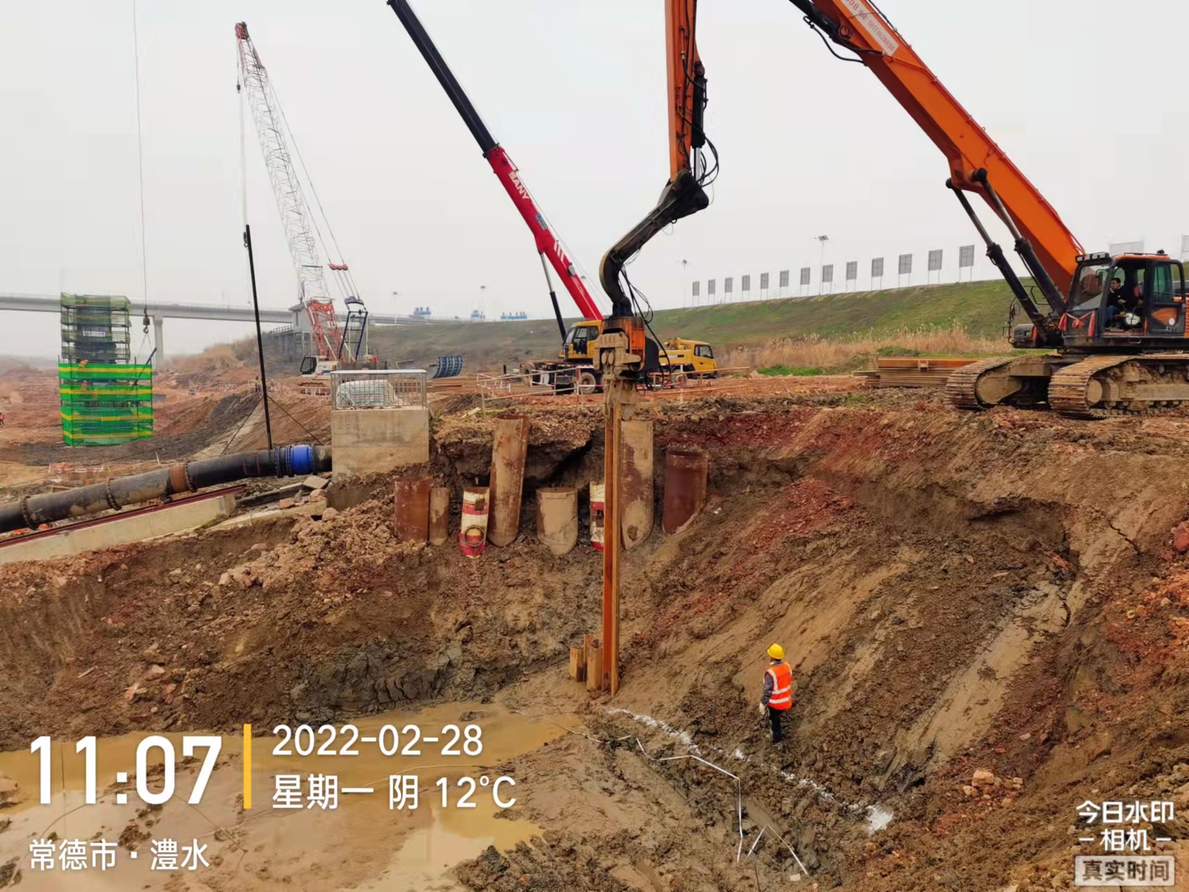 福焱建筑設(shè)備租賃鋼板樁施工,福焱建筑設(shè)備租賃靜壓樁機,湖南福焱機械設(shè)備有限公司